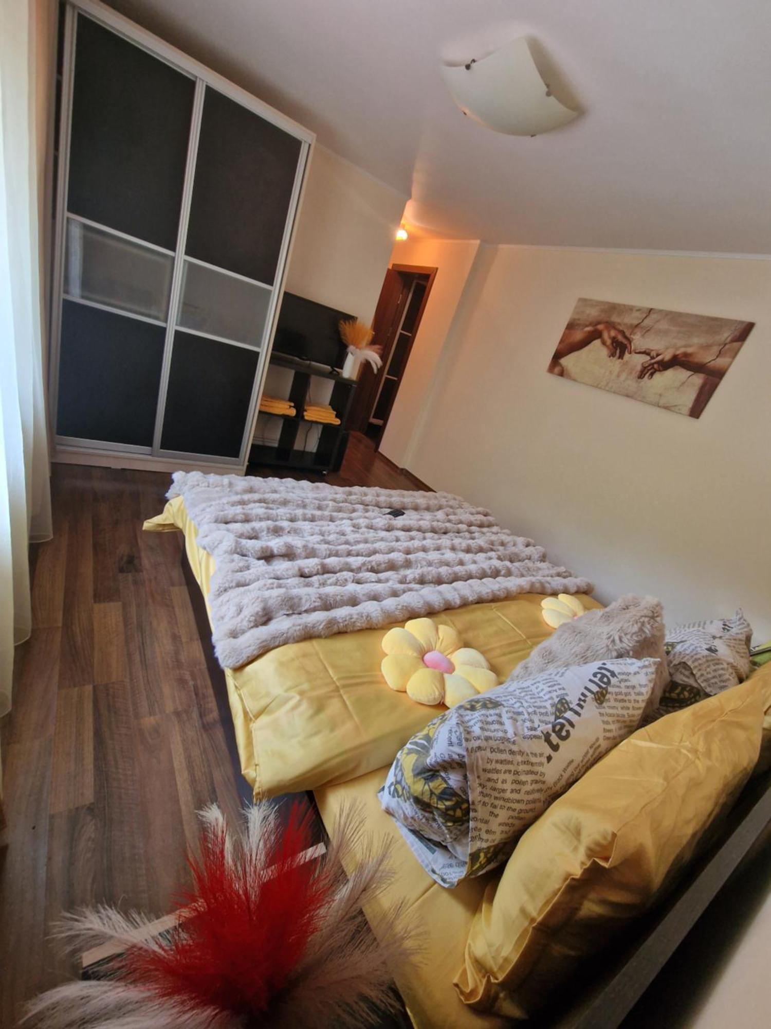 Apartament Red & Yellow Slănic-Moldova Exteriör bild